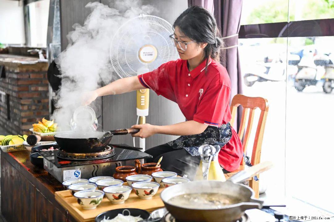 全网追的“扁担女孩”,找了一份暑假工,时薪12元 - 朝阳生活资讯 - 朝阳28生活网 cy.28life.com